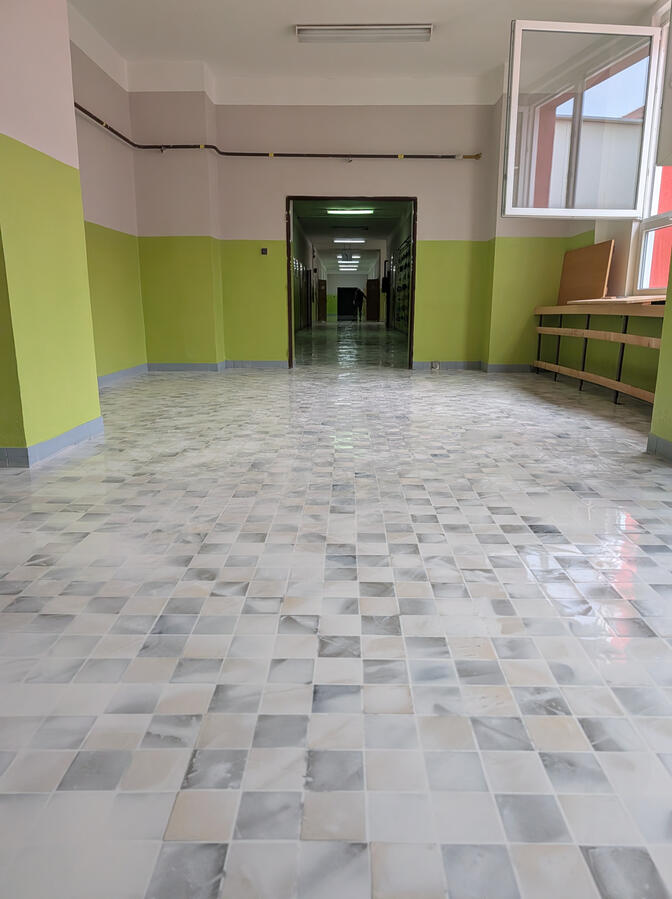 Původní dlažba v ZŠ Krušnohorská v Jirkově před aplikací podlahového systému